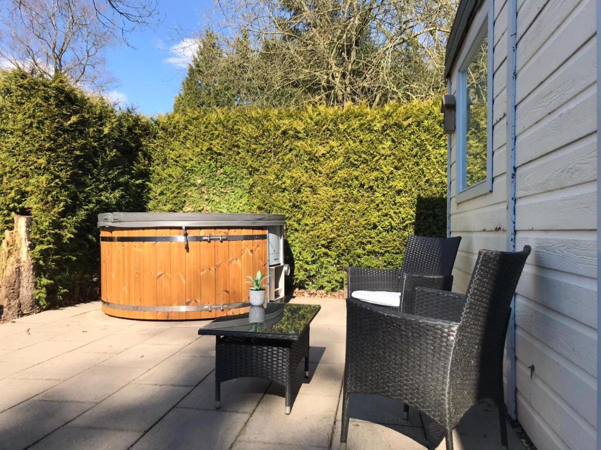 Omheind Chalet Met Prive Hottub. Op De Veluwe Villa Voorthuizen Exteriör bild